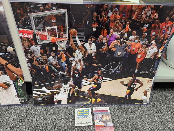 Giannis Antetokounmpo Milwaukee Bucks Signed Autographed 16x20 Photo THE ALLEY OOP